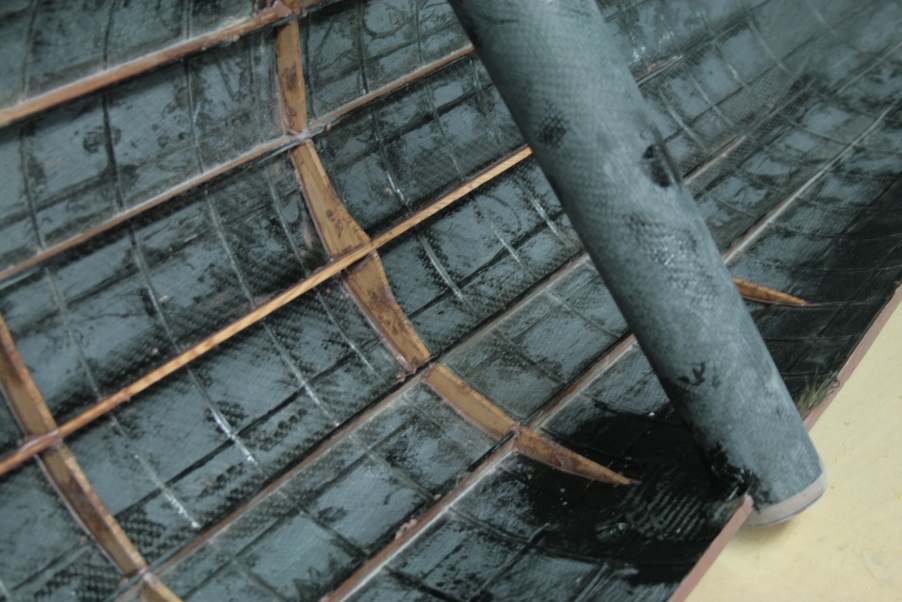 Wooden sticks serve as stringer inside the masthead float (dirigible).