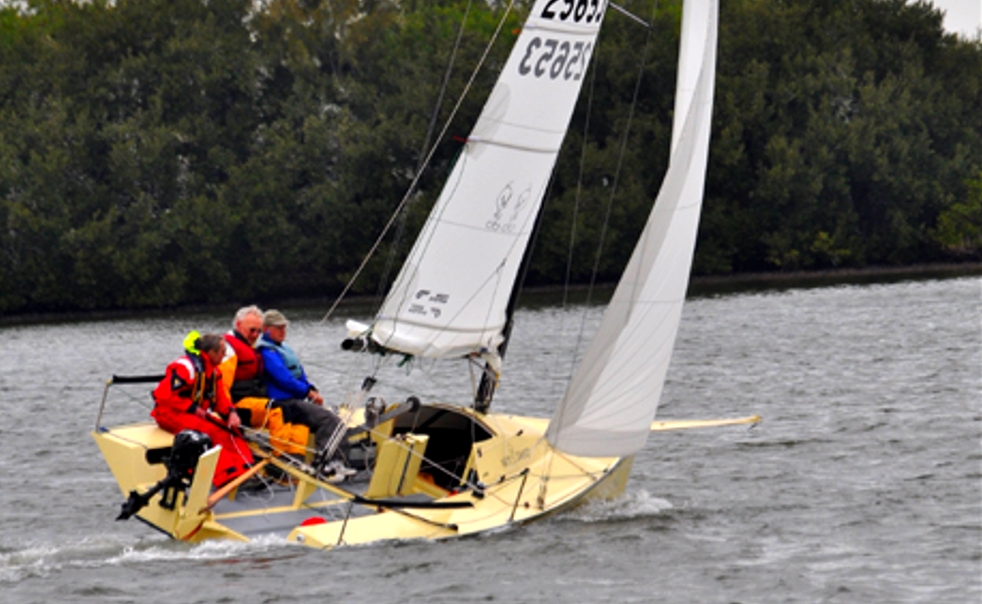 The i550 sportboat HOT CANARY under sail